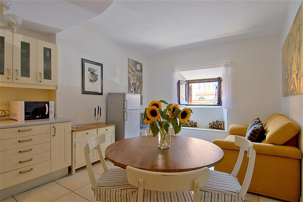 Pearl Suite Rome Room photo
