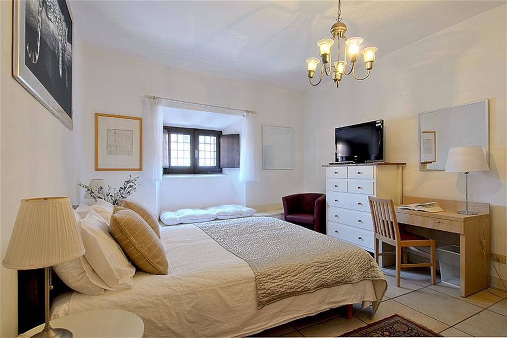 Pearl Suite Rome Room photo