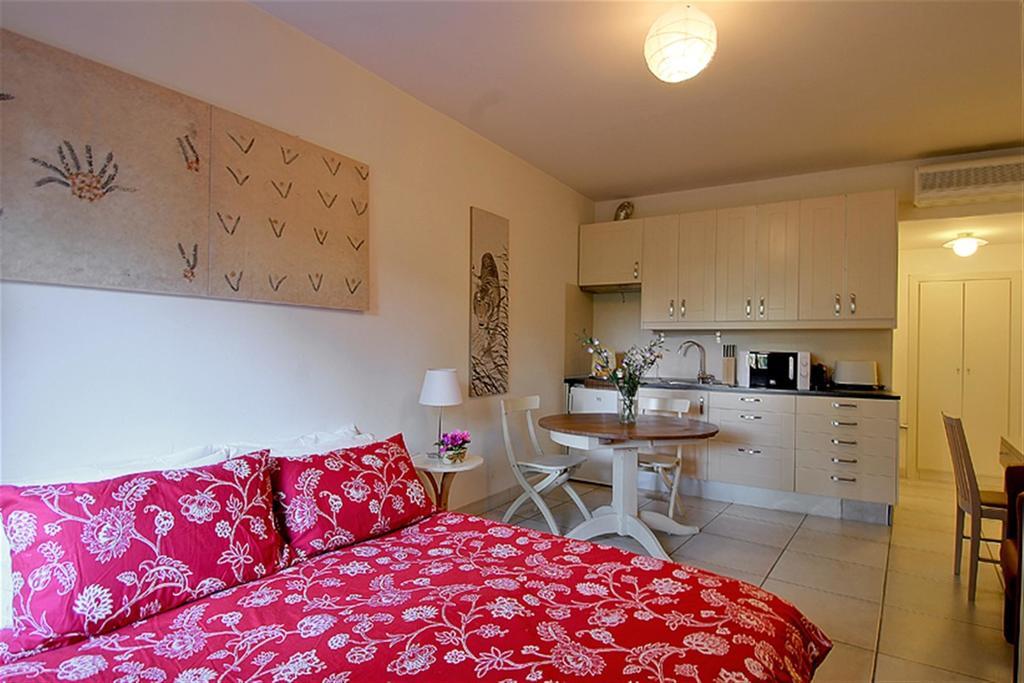 Pearl Suite Rome Room photo